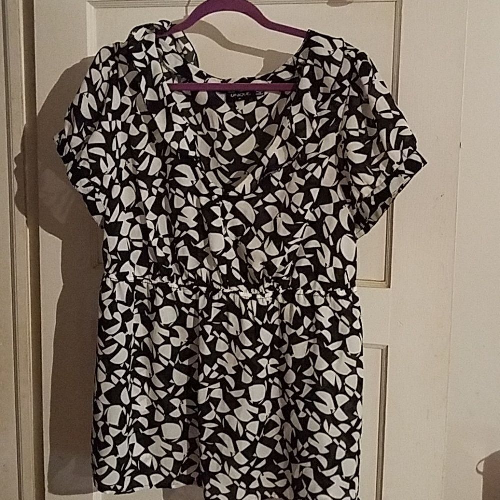 Black and white blouse‎